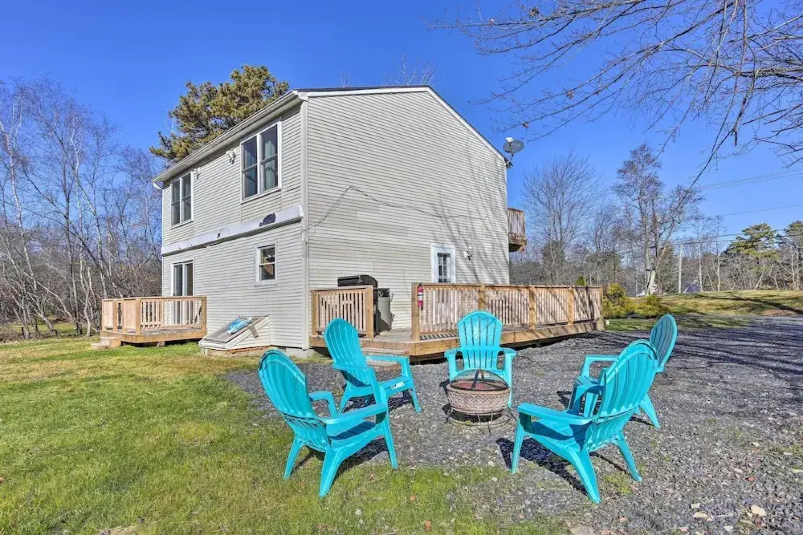 Cozy House: Surrounded by Community Lakes!