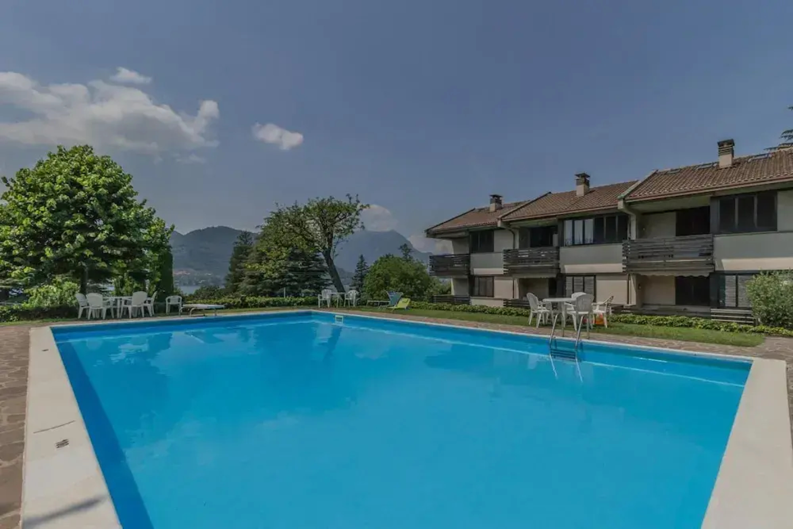 Blu al Lago in Lierna