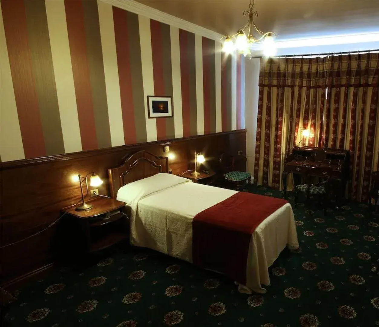 Lakeside Manor Hotel