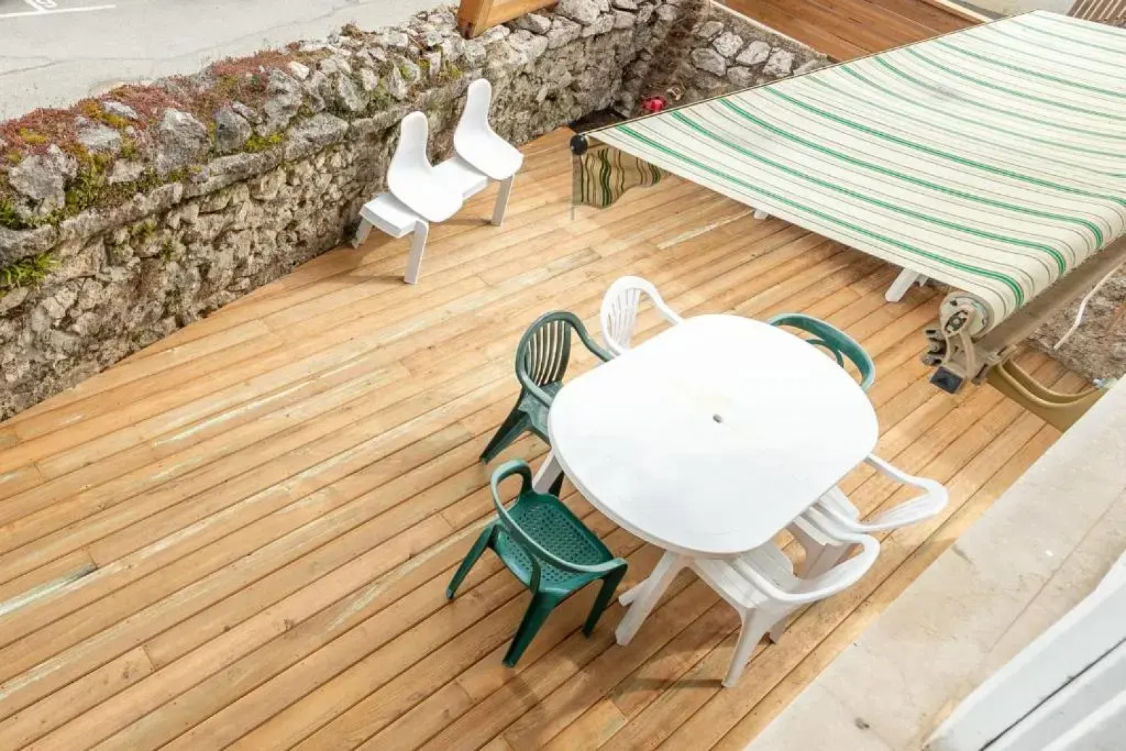 Spacious apartment with two terraces and private parking