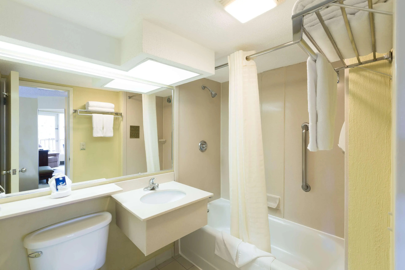 Irazu Hotel & Studios