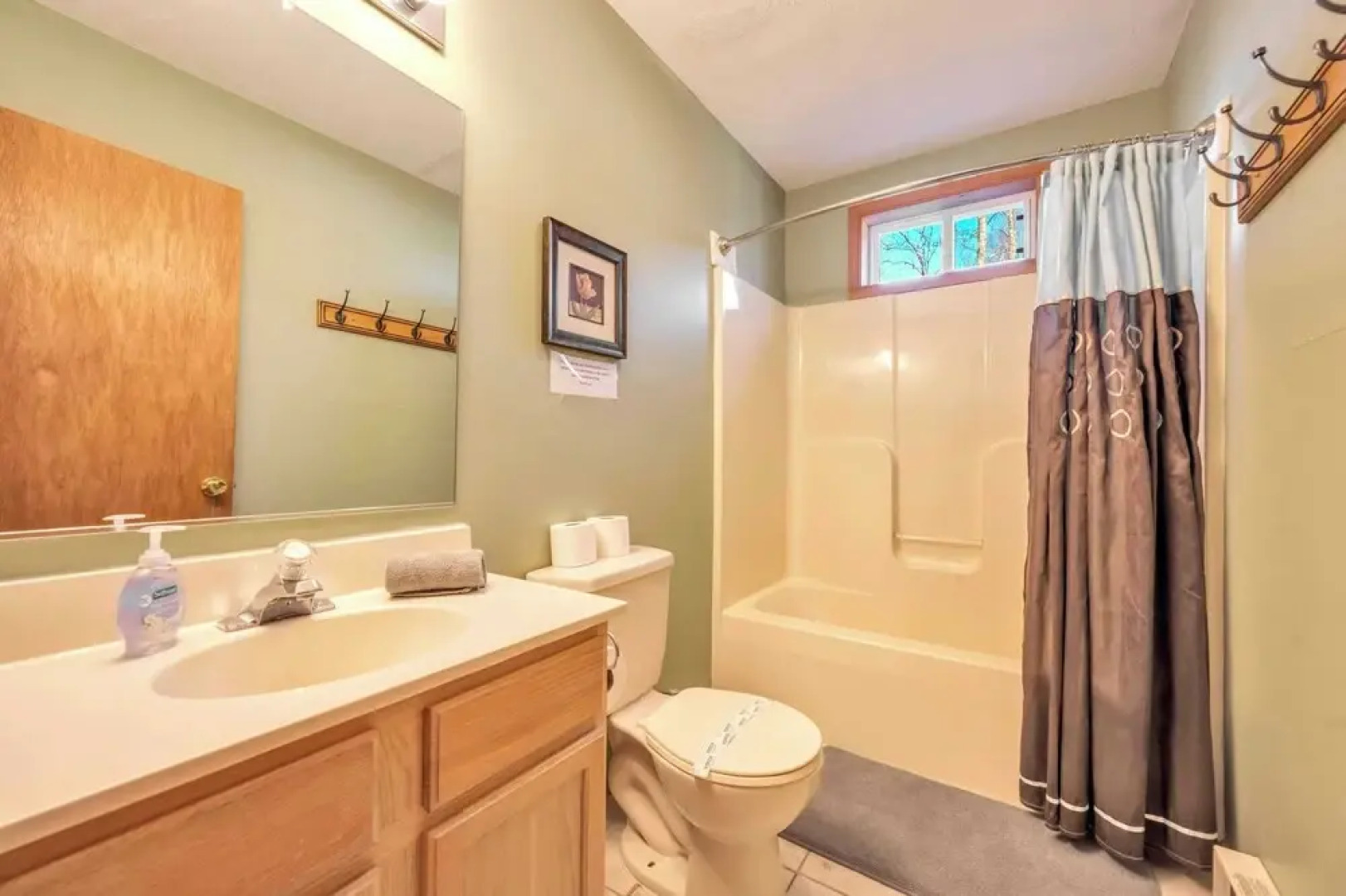 Pocono Pinnacle by Avantstay Steps to the Lake, Game Room, Large Deck