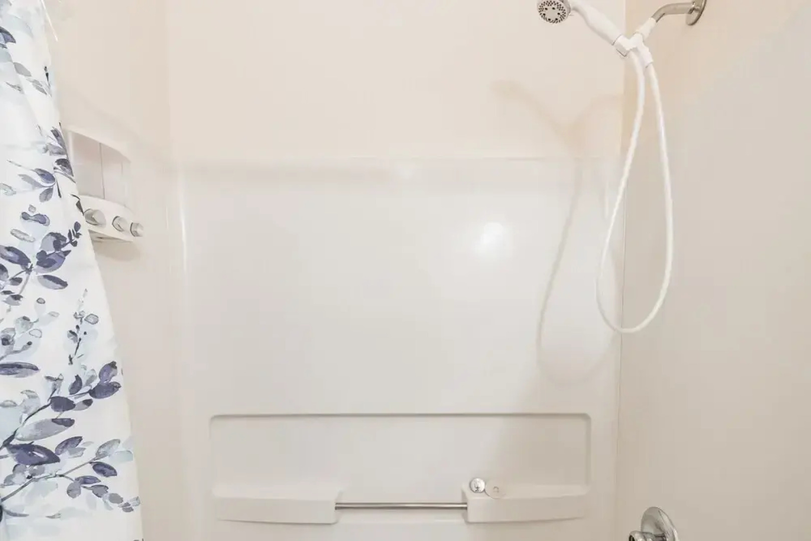 Have The Best Stay At Our Modern Art Gallery Home 3 Bedroom Home by Redawning