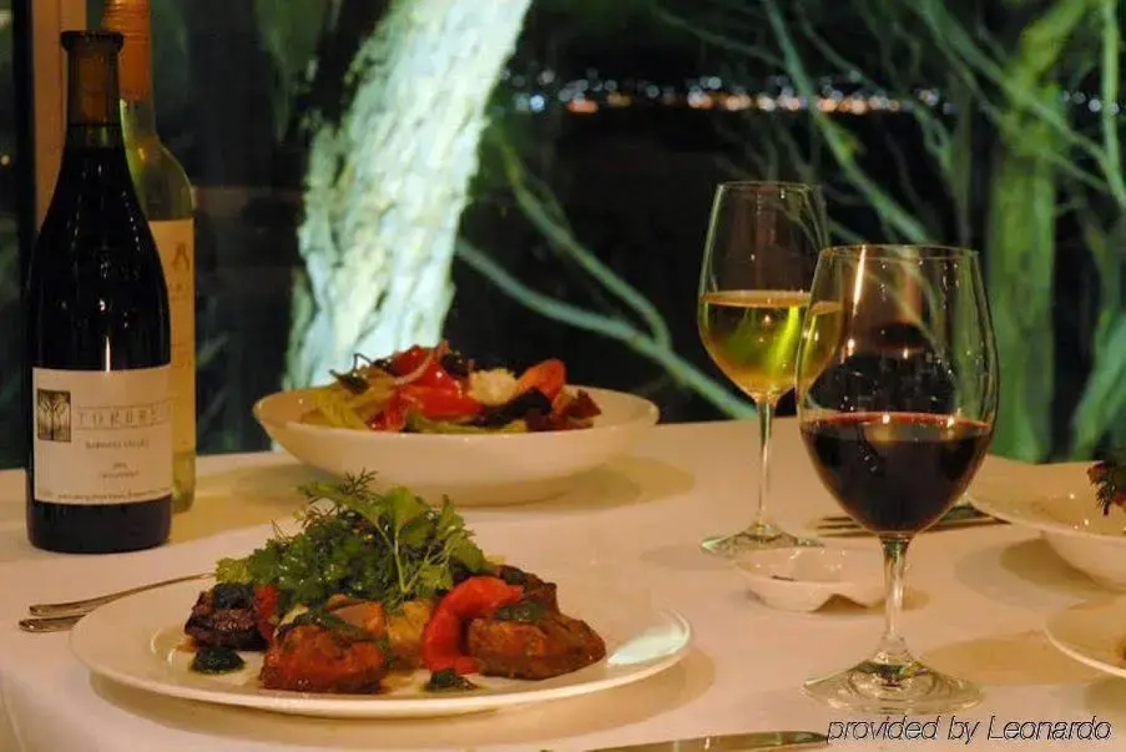 Chris'S Beacon Point Restaurant And Villas