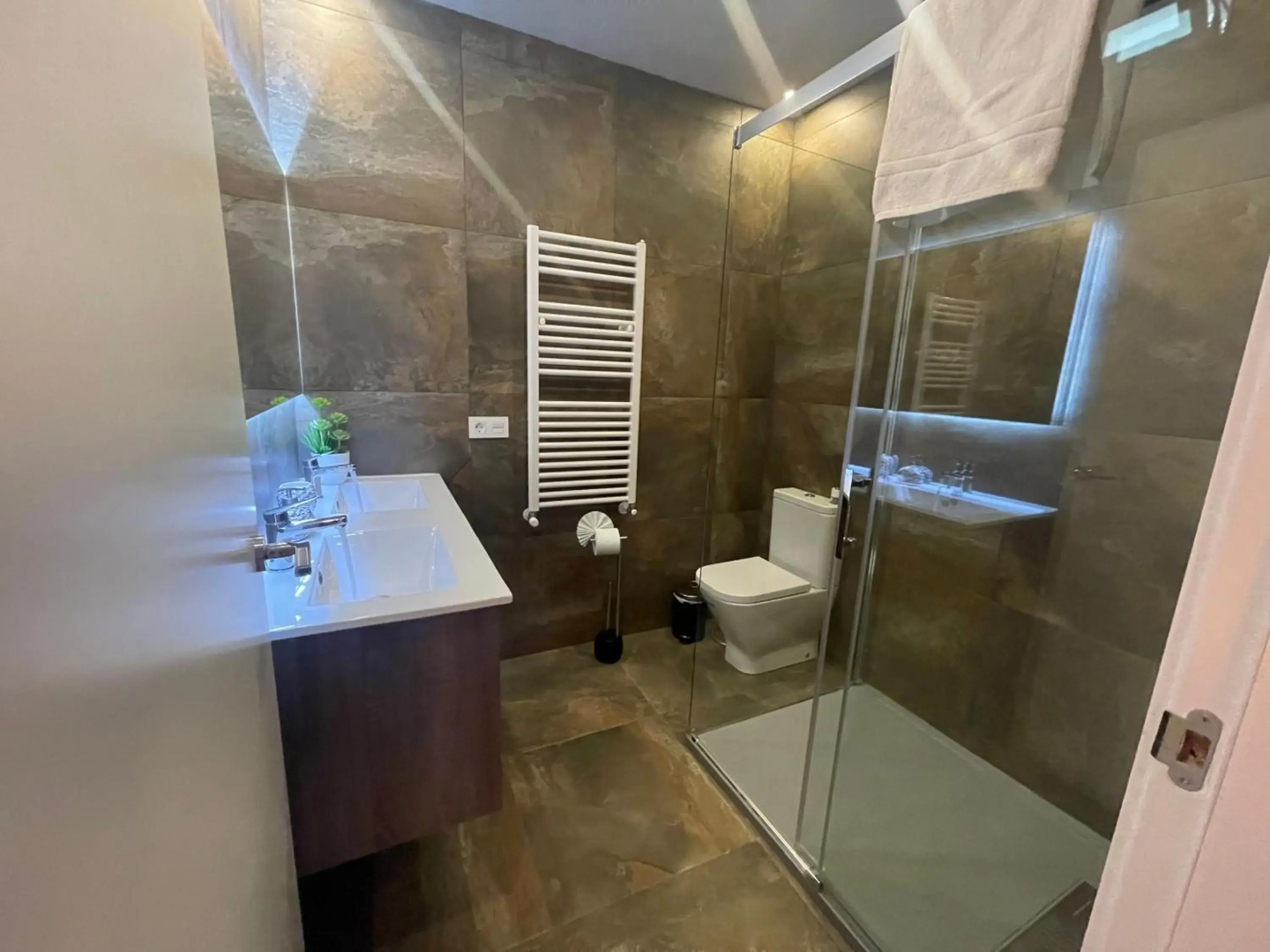 Habitación con cama extra doble más sofa cama apta hasta para 4 personas con baño privado