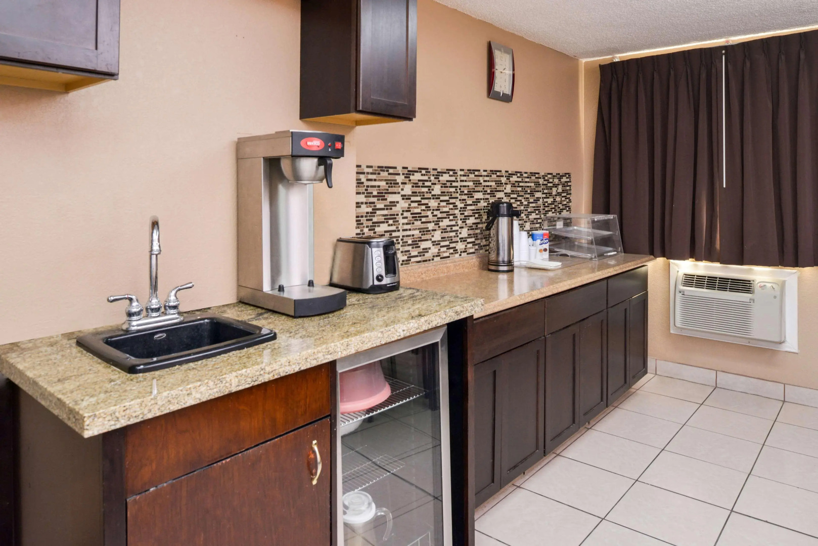 Studio 6 Suites Delano, CA