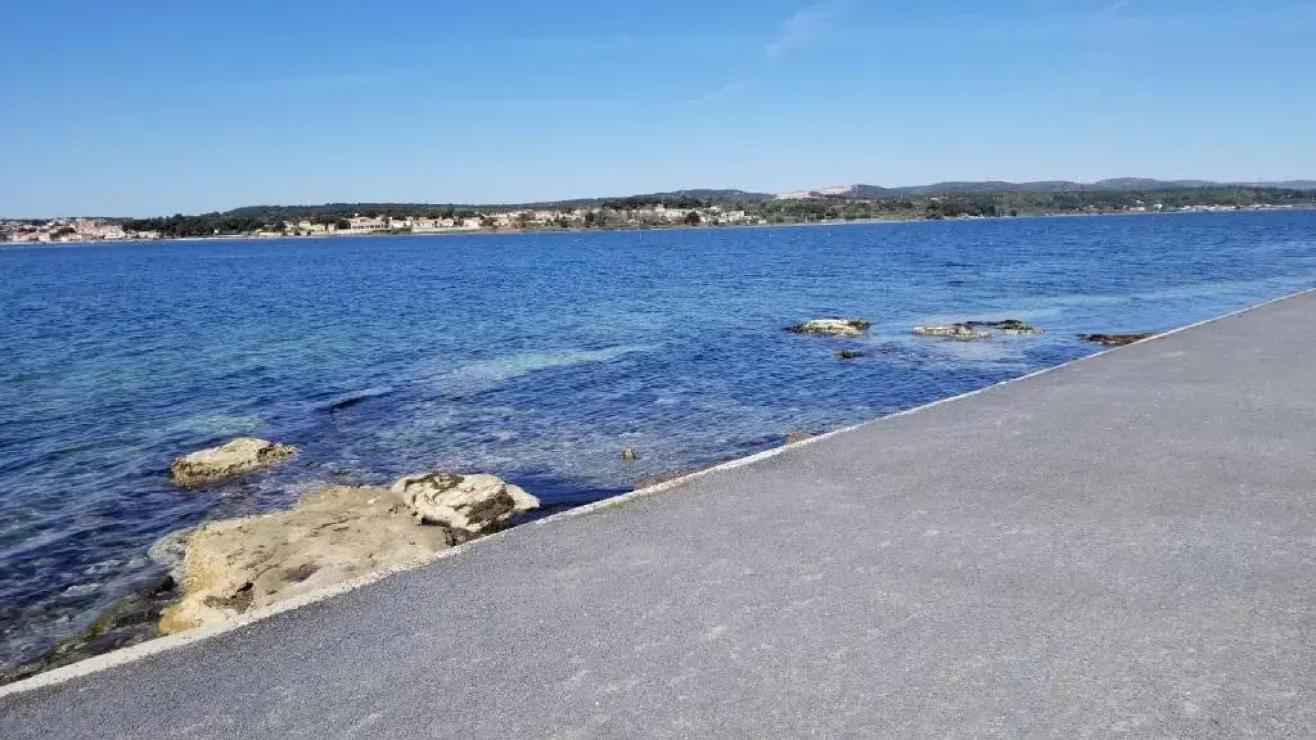 Charmant T2 pieds dans l'eau tout confort climatisé classé 2 étoiles tarif promotionnel pour curistes