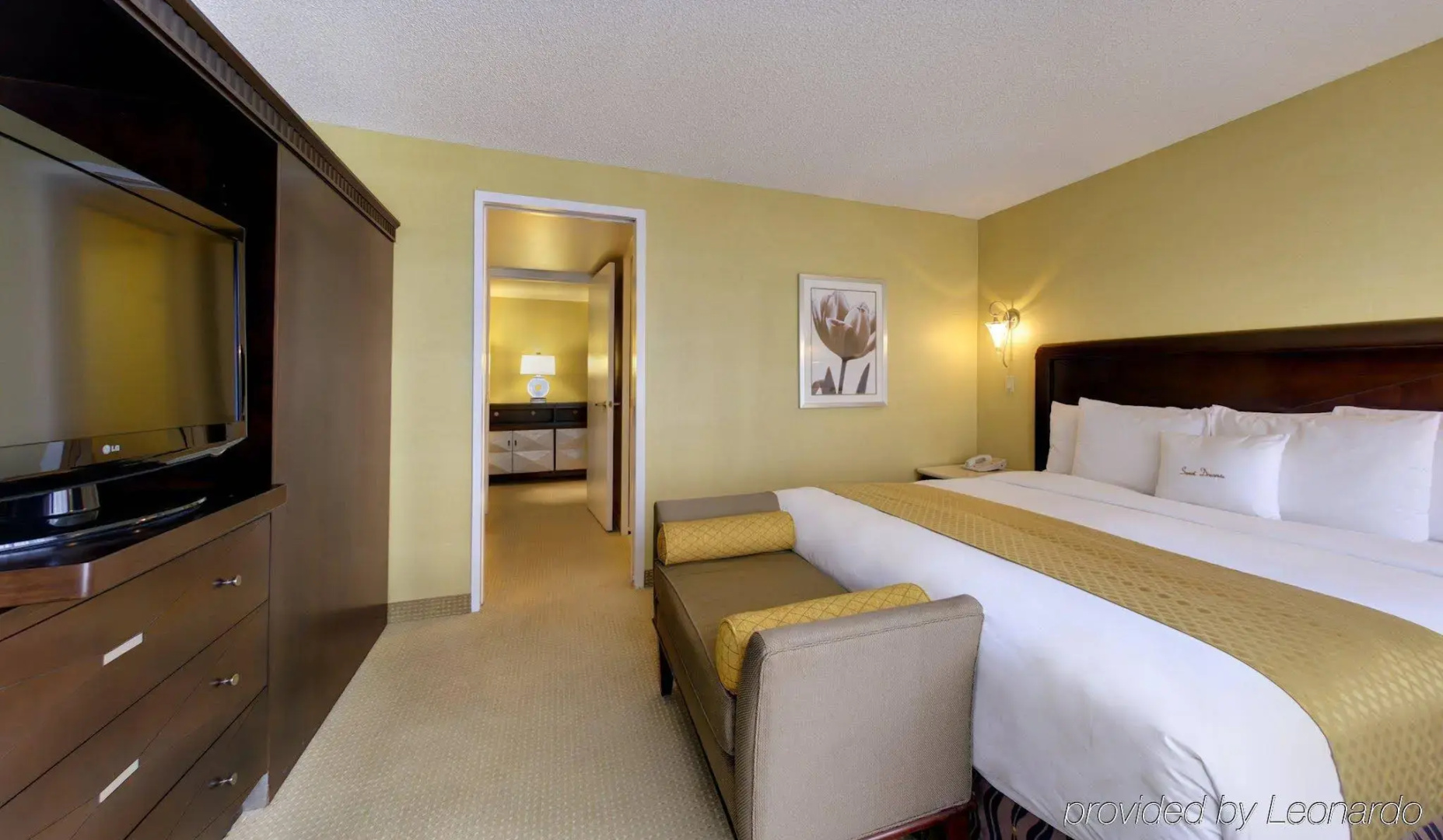Lakeside Orange County Airport Hotel