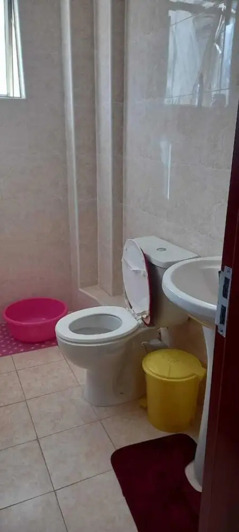 Trotters Hotel - Kenol