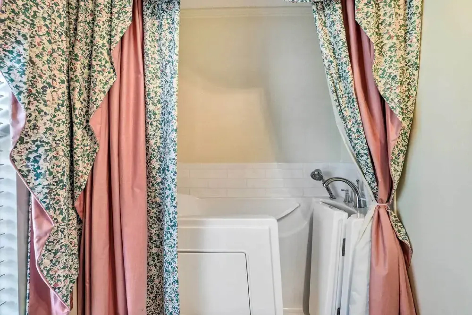 Lakeside Happiness: Home on Lake Moultrie!