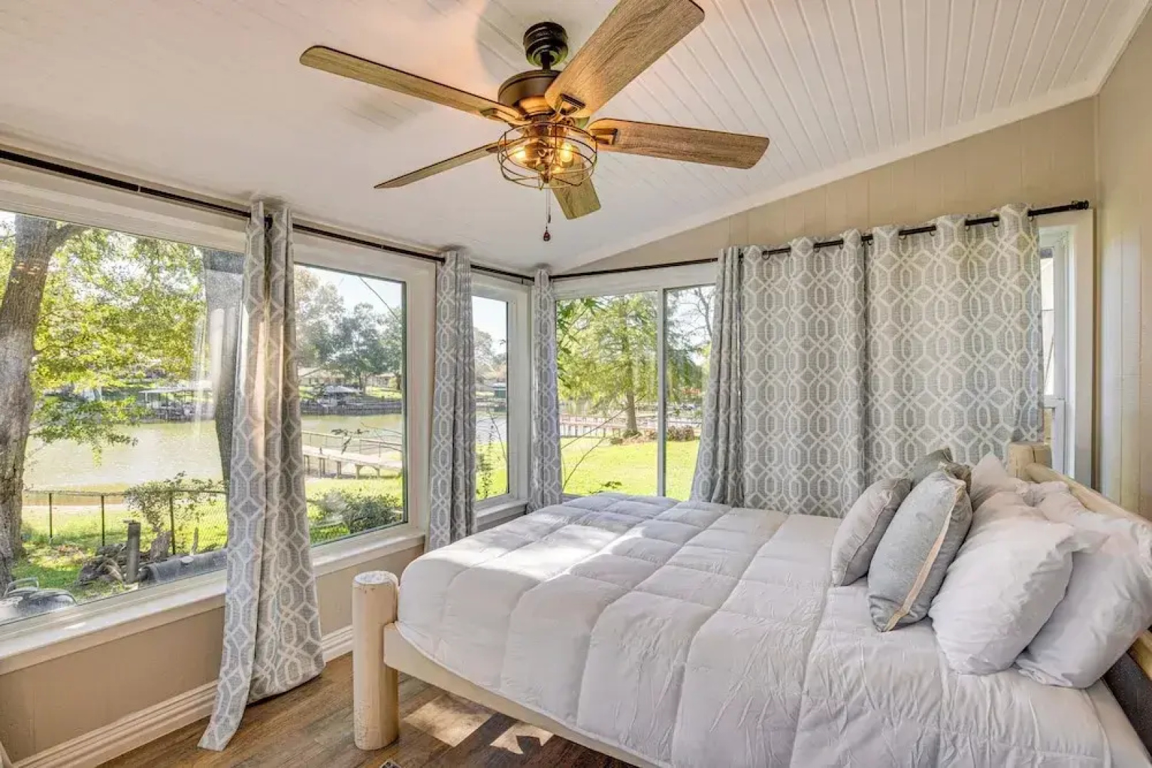 Waterfront Retreat w/ Hot Tub in Gun Barrel City!