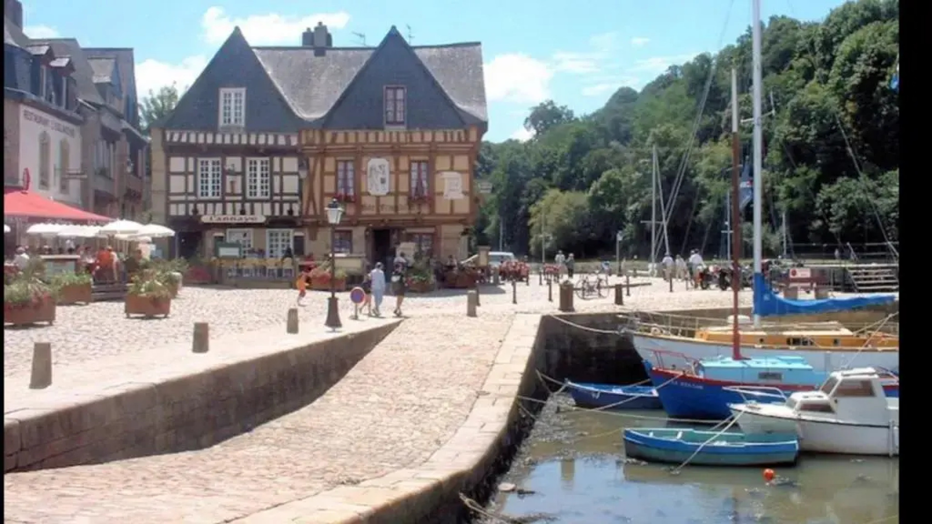 IDÉAL- En plein milieu du PORT de ST GOUSTAN à AURAY- Grand T2 - 50M2 -Belle Terrasse