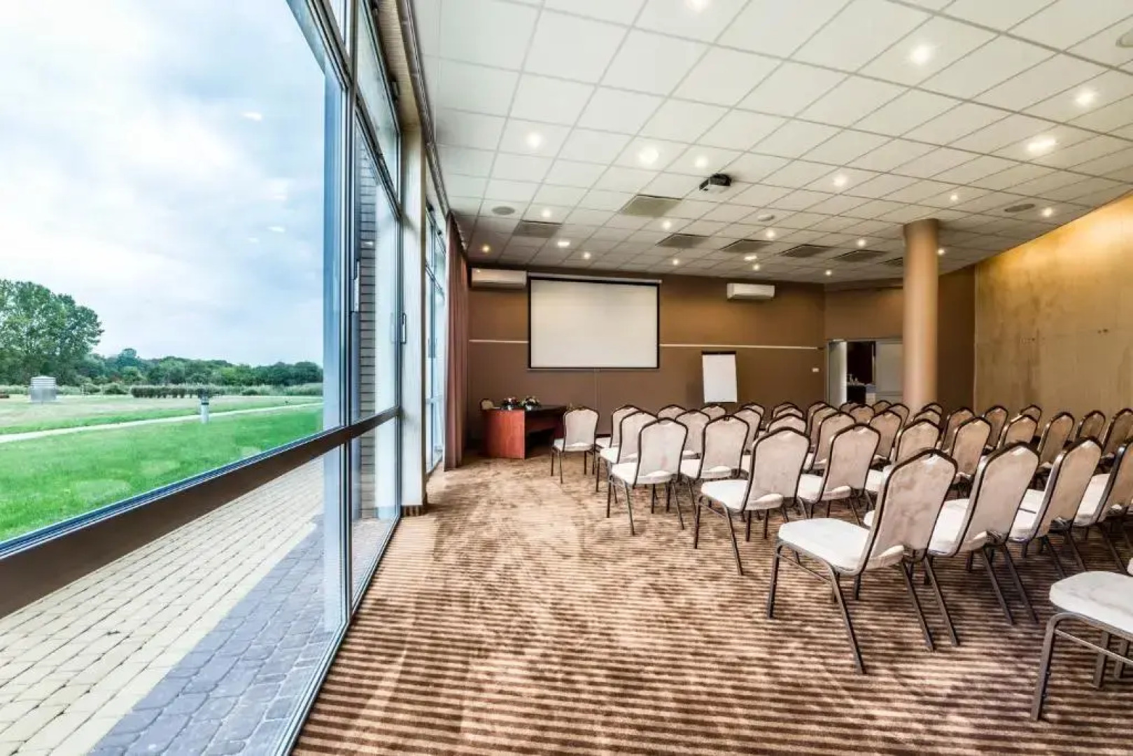 Hotel Victor Pruszków DeSilva