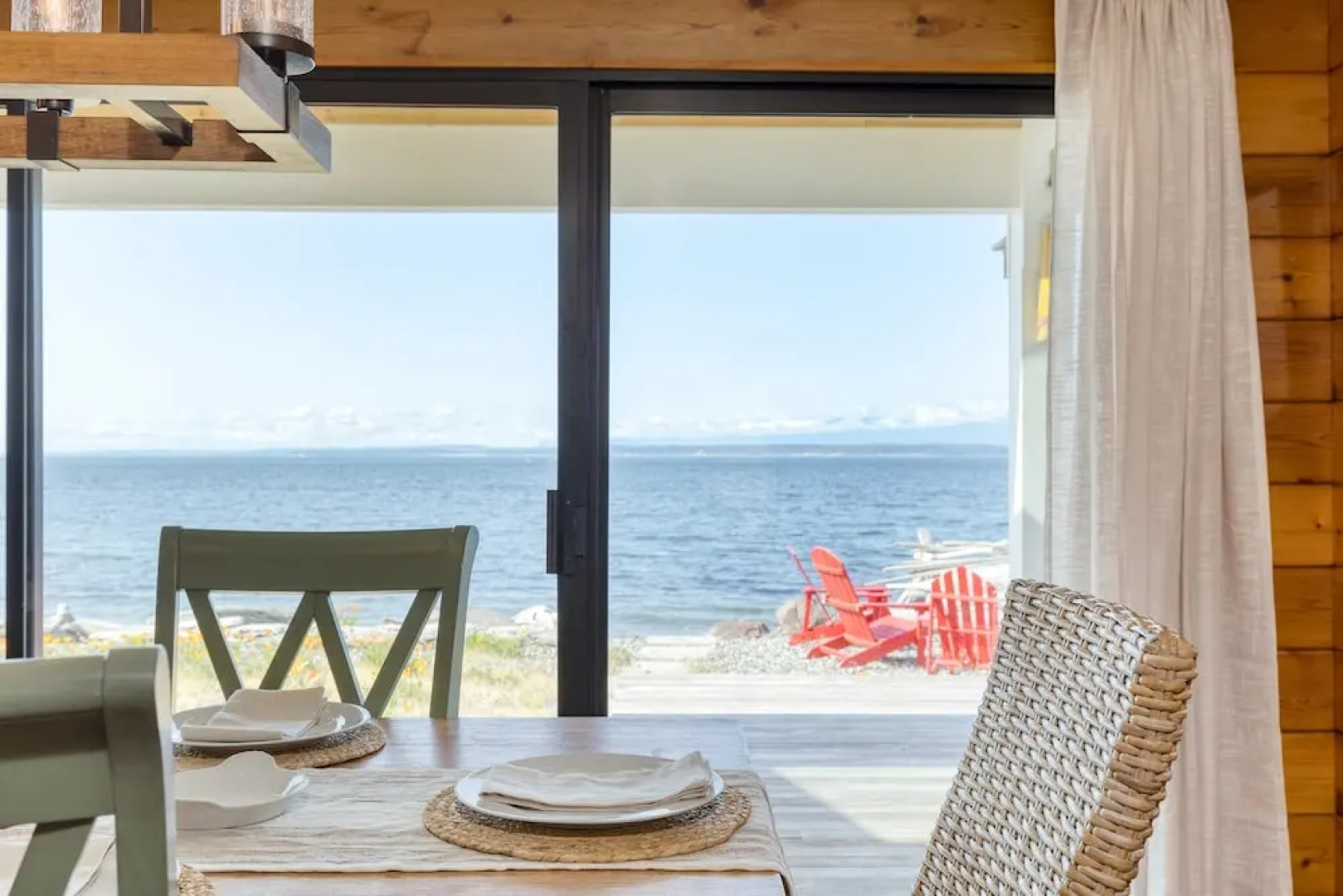 Vintage Beach House by Avantstay Waterfront Home