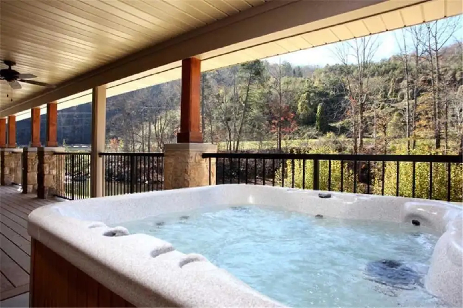 River Memories 3 Bedroom Home with Hot Tub