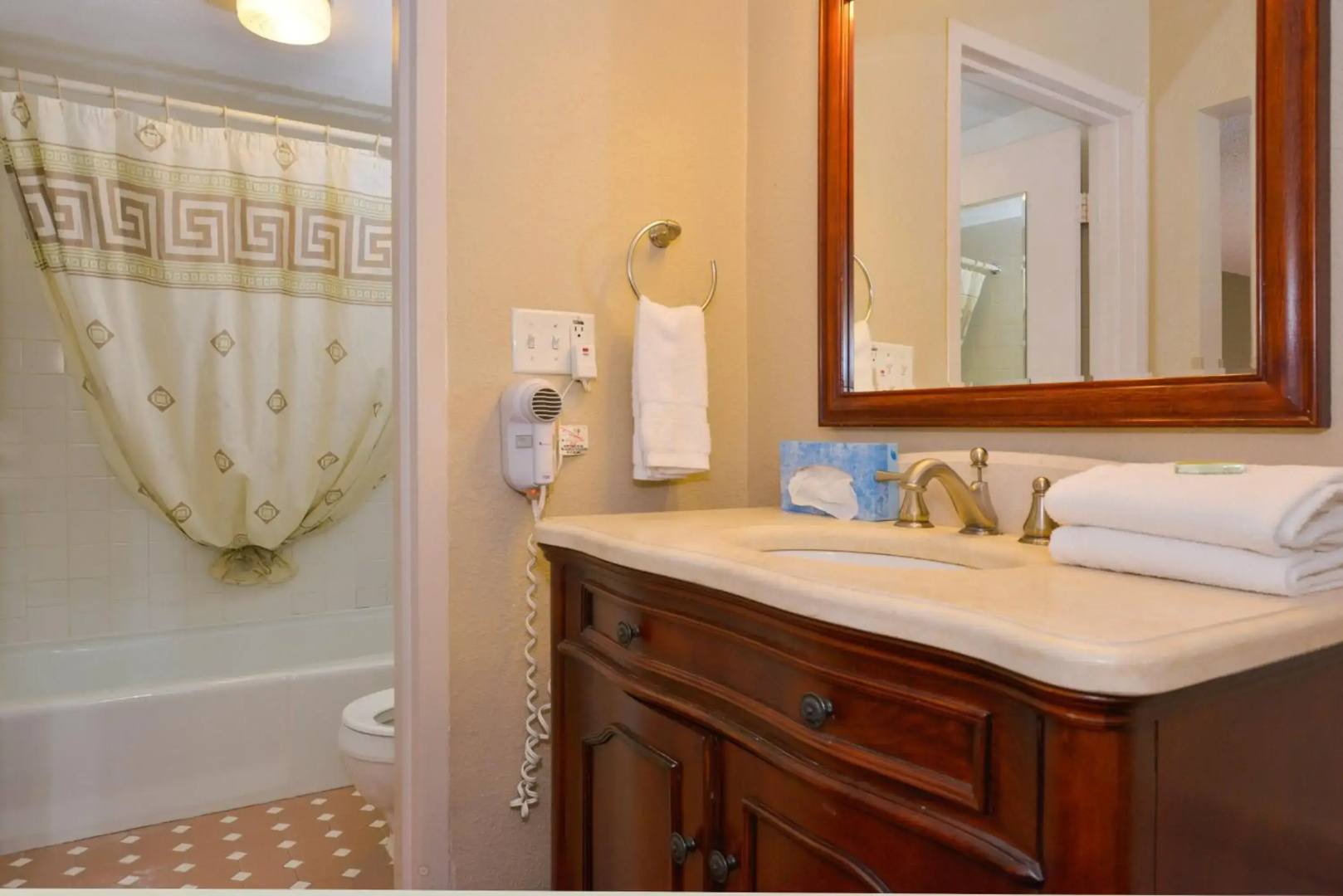 Lamplighter Inn & Suites - North