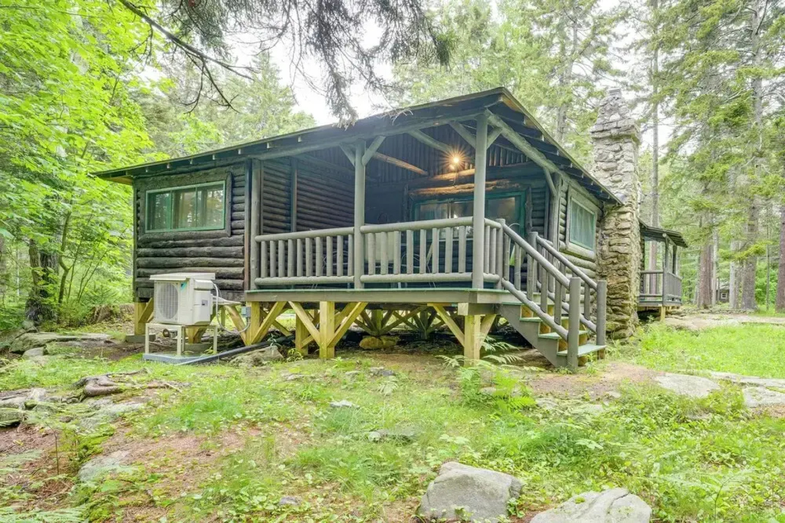 Walk to Barrett's Park: Wooded Cabin w/ Grill!
