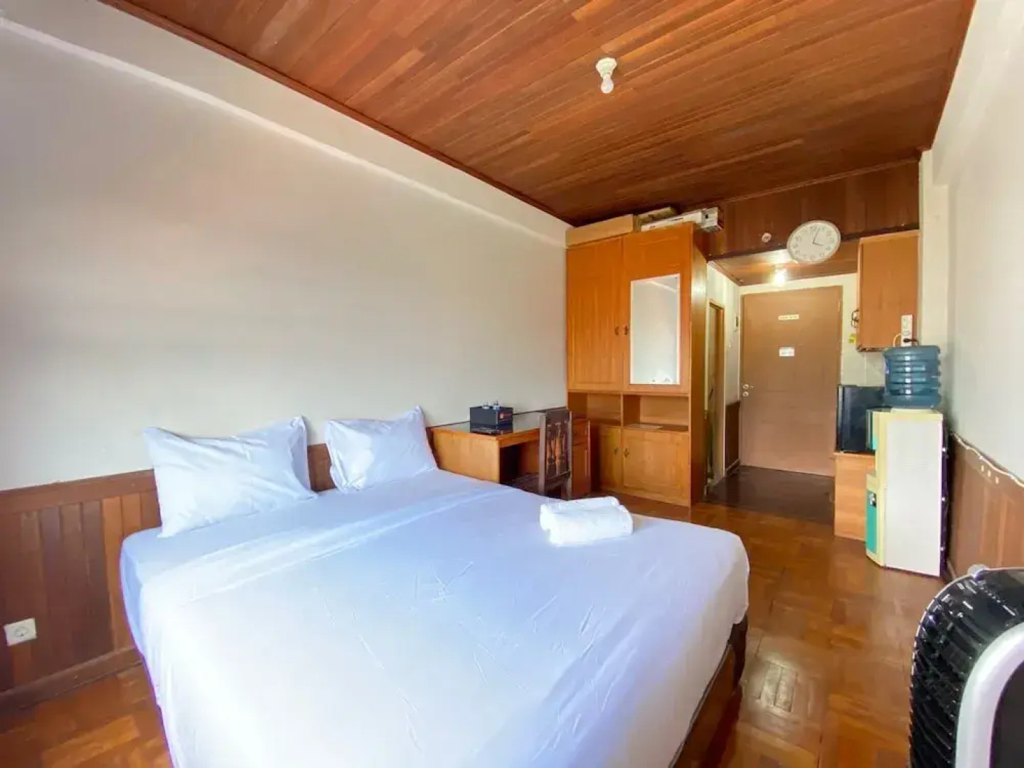 Cozy & Artistic Studio at Pinewood Jatinangor Apartment