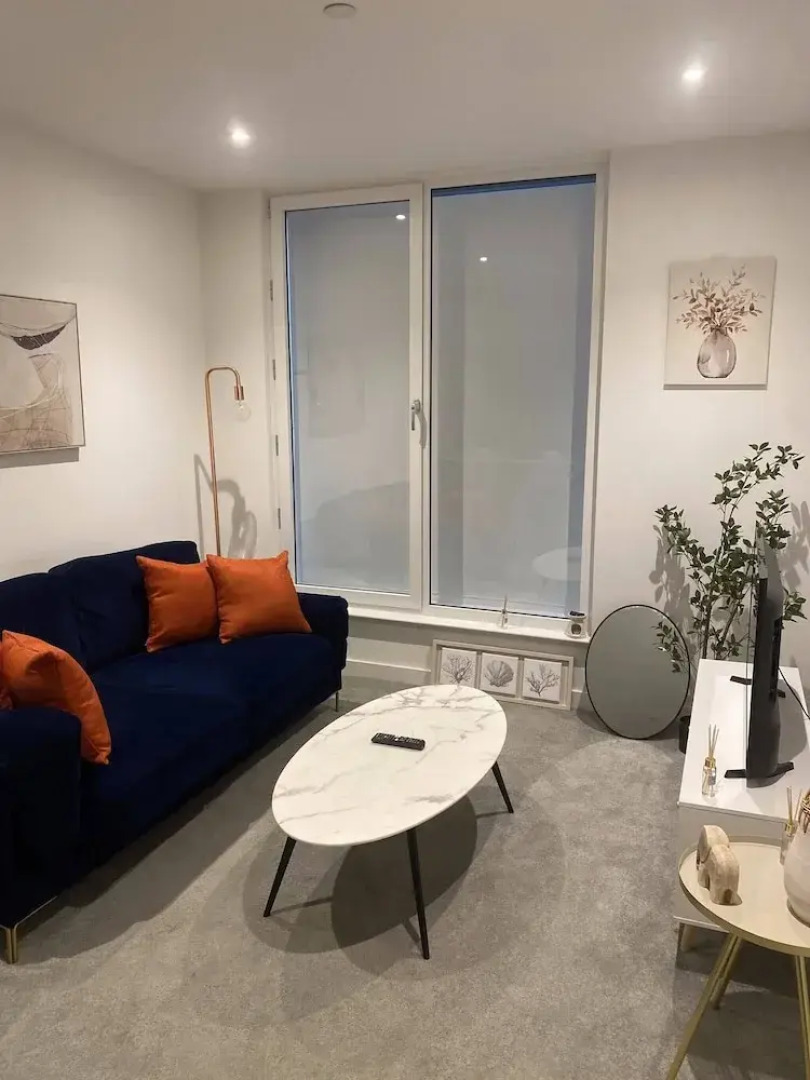 Lakeside - Central Apartment - Free Parking - Cinema Room