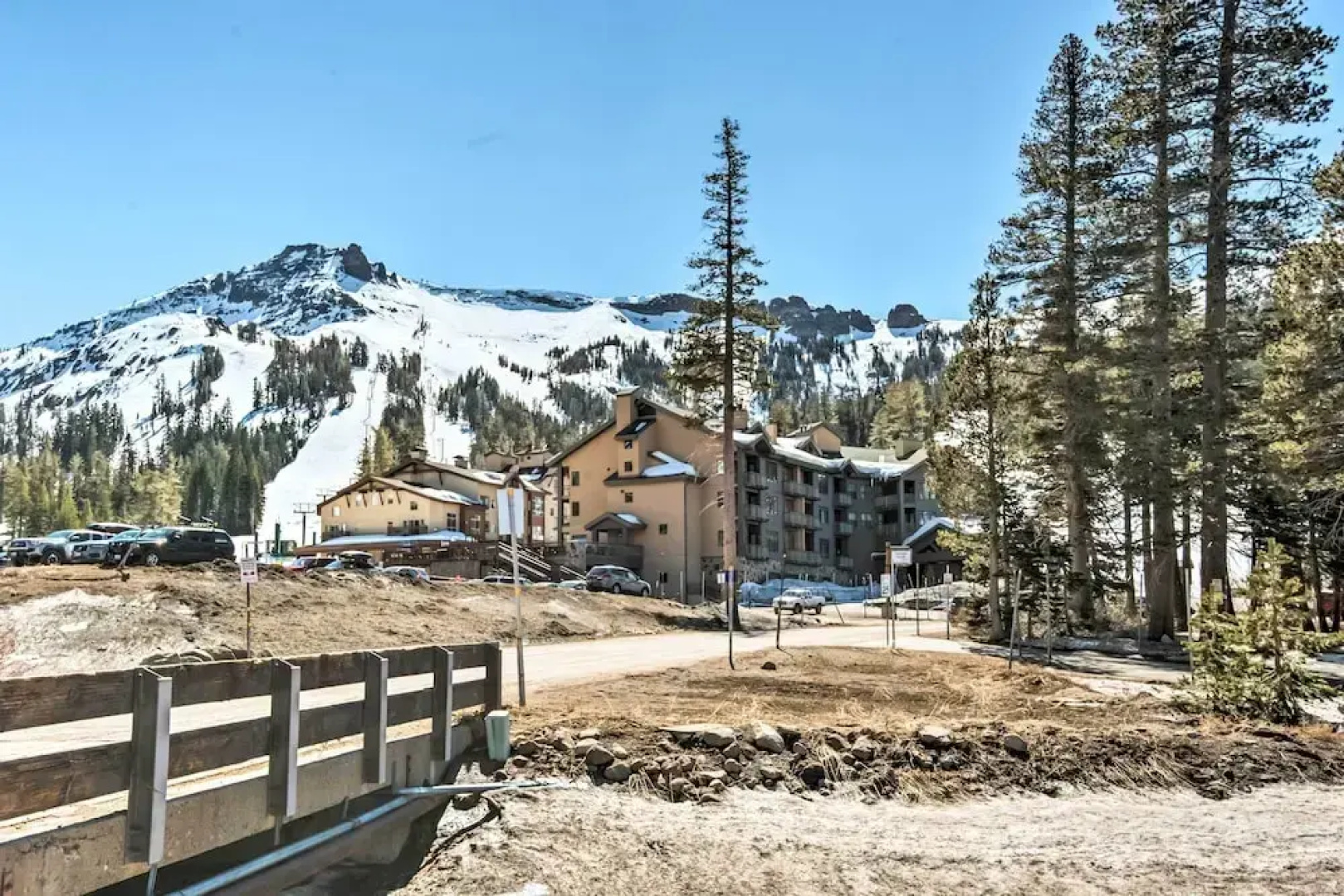 Walk to Ski Lift & Village: Lovely Kirkwood Condo!