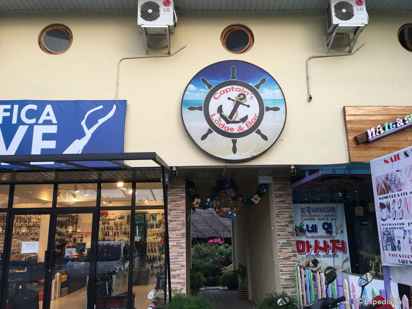 Captain's Lodge and Bar