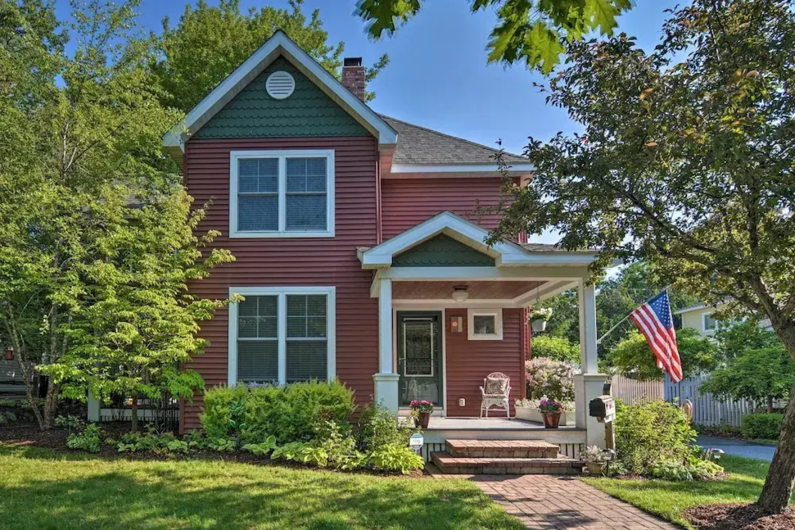 Downtown Charlevoix Duplex 1/2 Mi to Lake Michigan