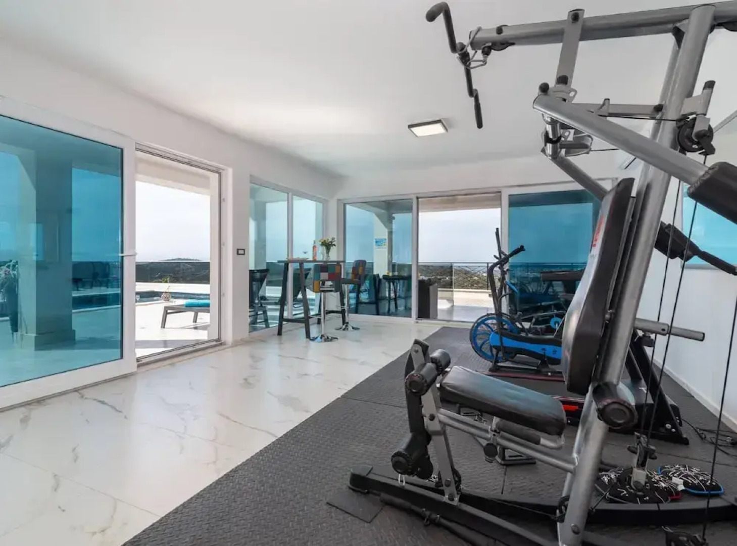 Luminous Infinity Villa With Pool and Gym