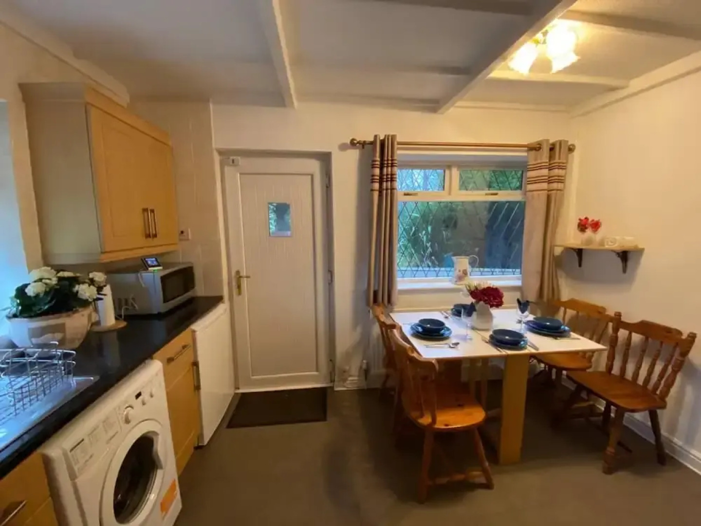 Quiet Secluded two Bedroom Bungalow With Parking