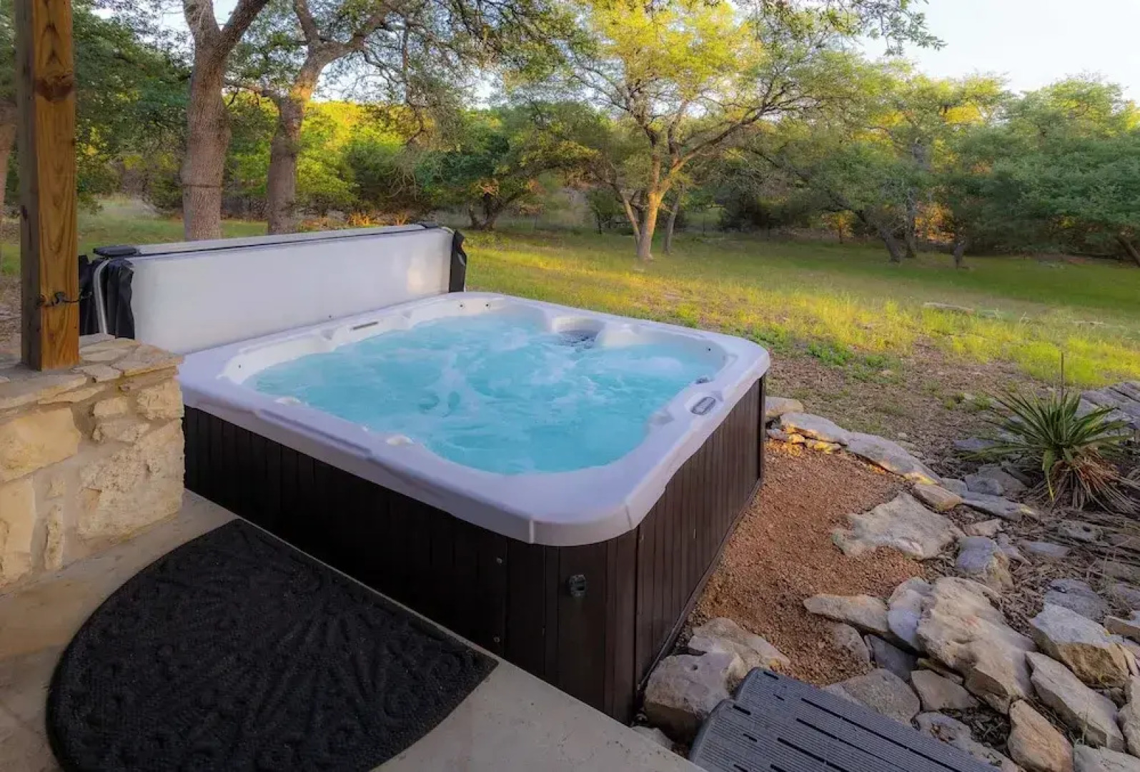 Willie's Hill Country Hideaway - Stay for 8 With Hot Tub & Fire Pit