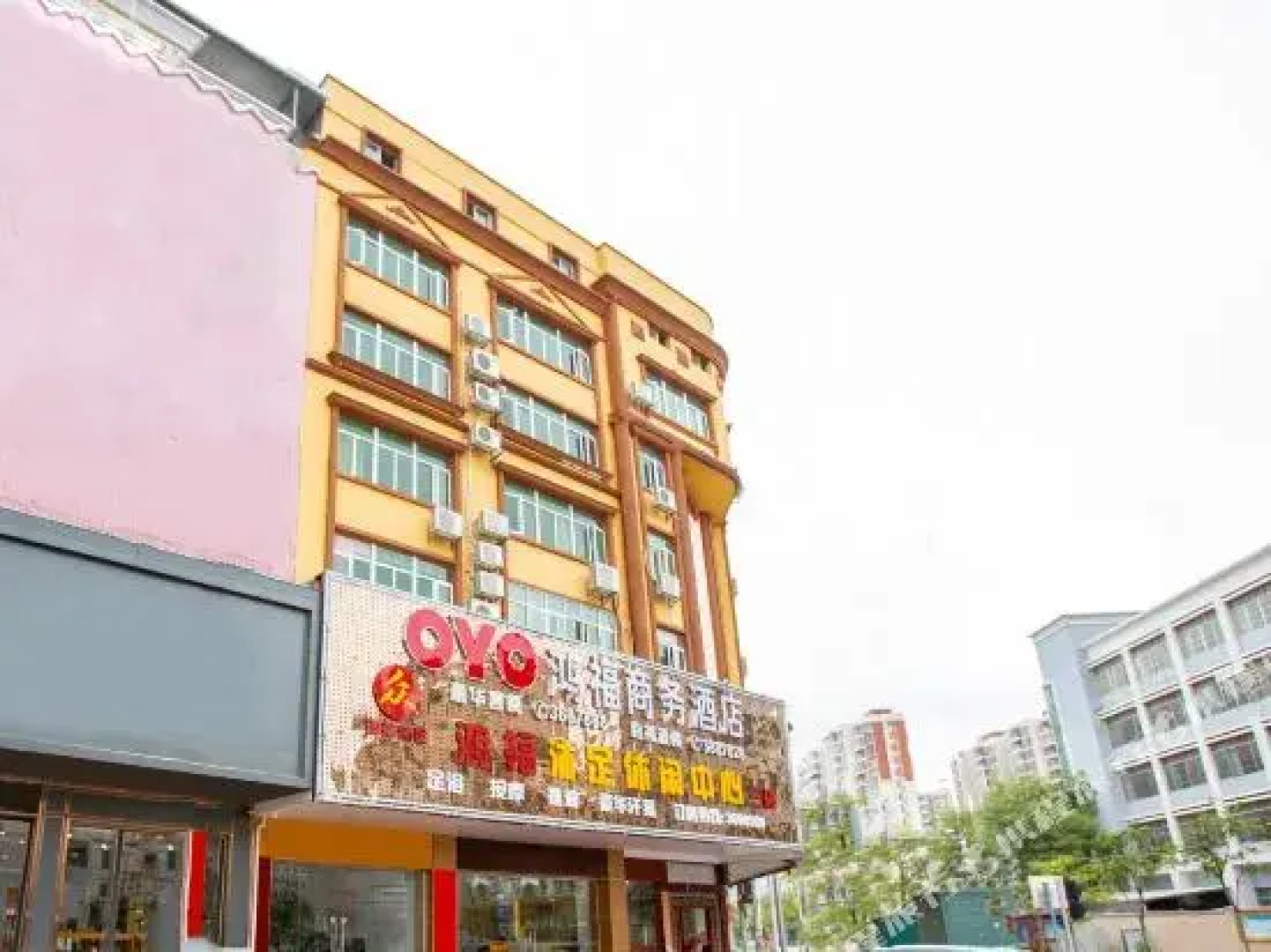 Hongfu Business Hotel (Wanlong City Shopping Center Branch, Heyuan Station)
