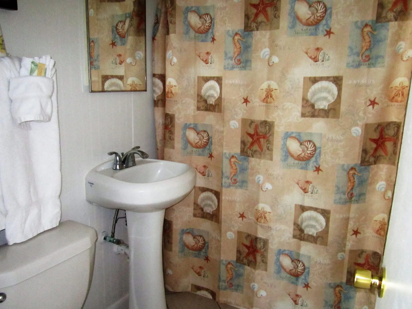 Tropical Winds Beachfront Motel and Cottages