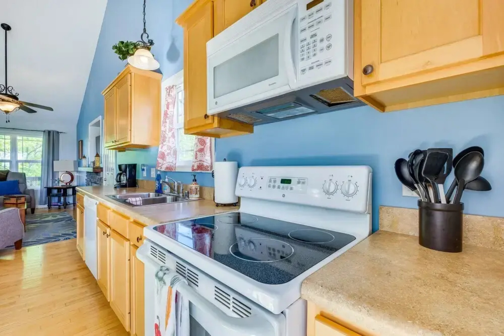 Cozy Cottage in Taylorsville: Hot Tub & Lake Views