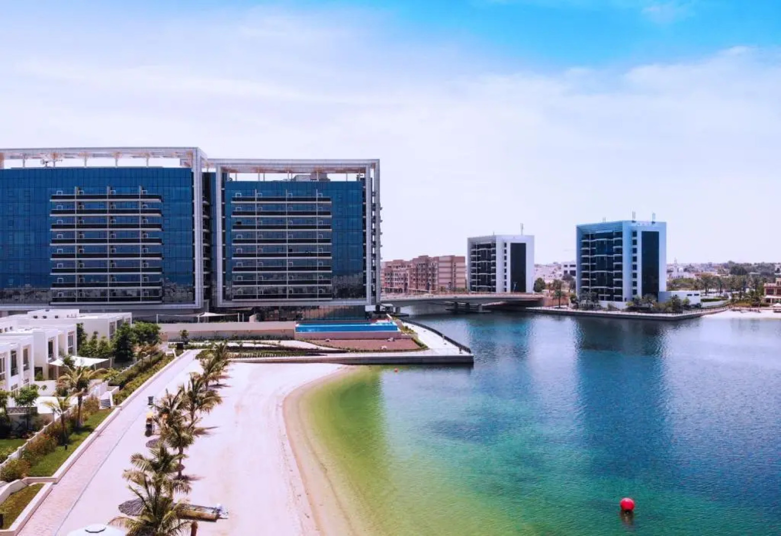 Live in the middle of Lagoons and Sea