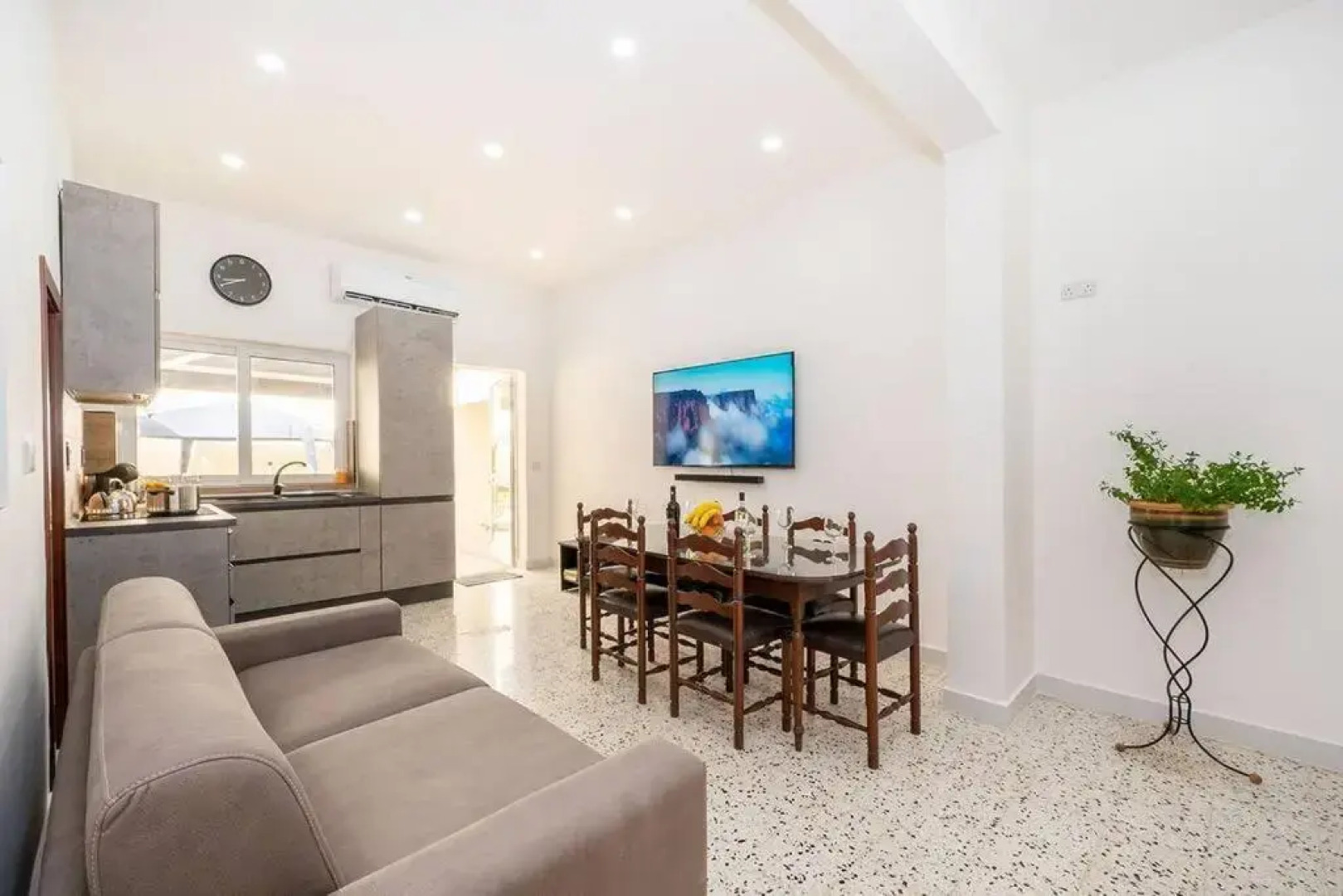 Traditional 3 bedroom home with hot tub (NEW)