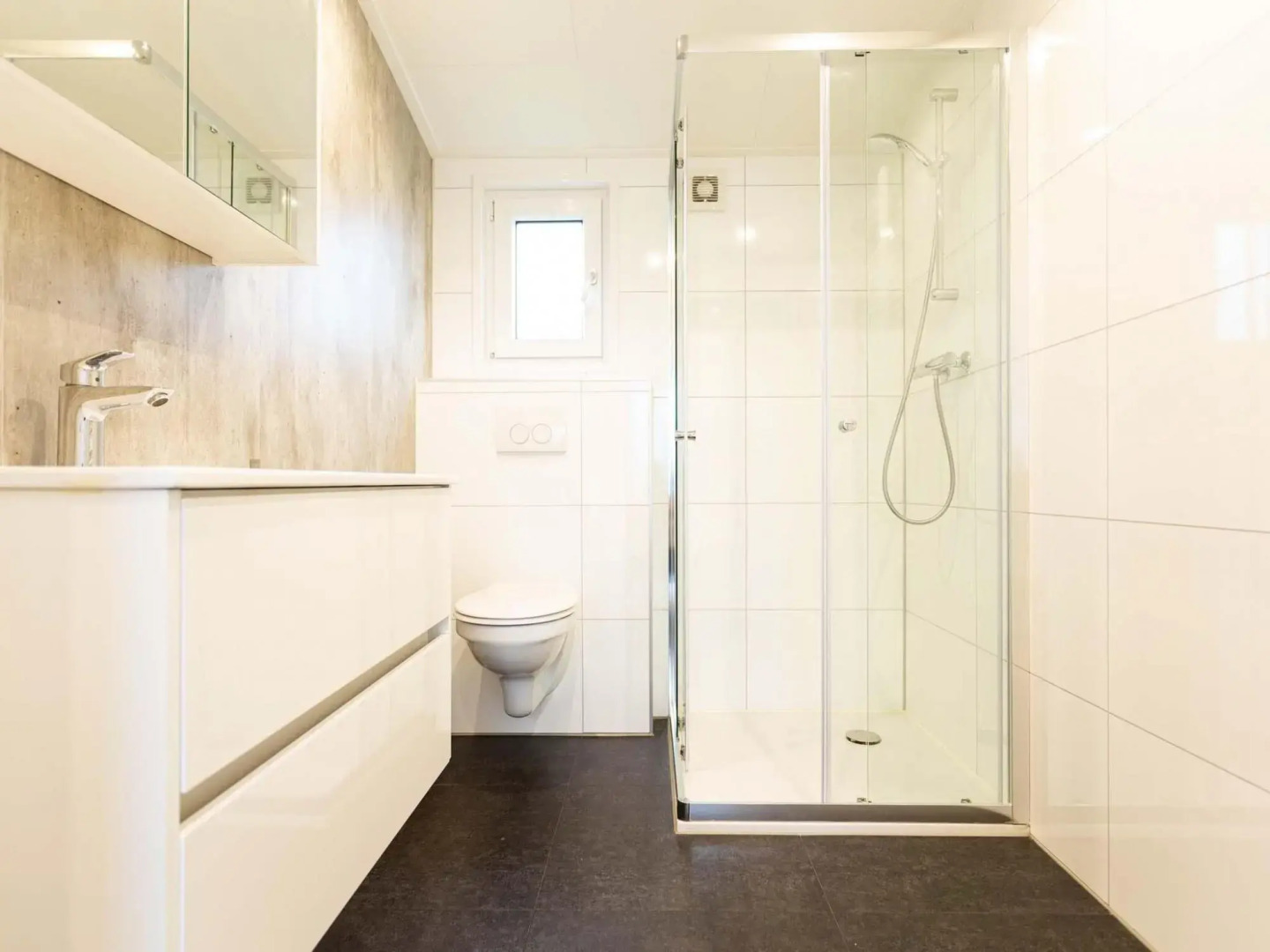 Nice chalet with dishwasher, in a holiday park, center of Hoorn at 8 km.