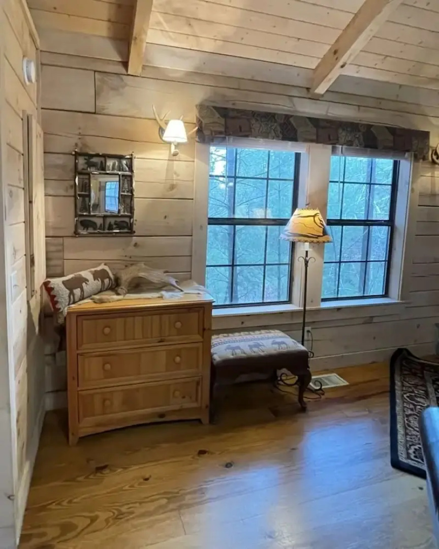 Private and Perfect! - hot tub, king bed, fireplace - dog and motorcycle friendly Studio Cabin by RedAwning