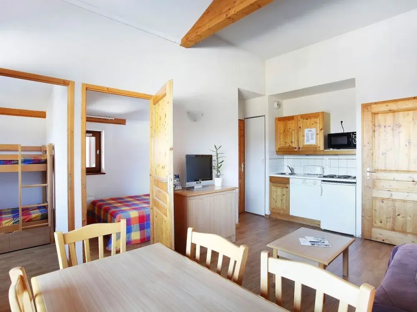Rustic Studio in Wooded Area at 50 m. From the ski Lift