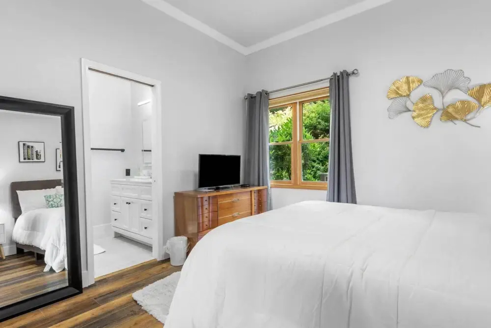 Hiking On-site: Mtn-view Burnsville Condo!