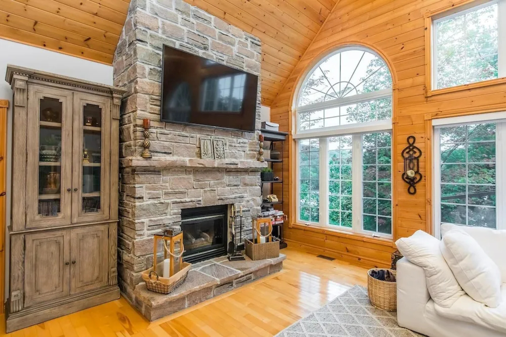 Vantage Point~Lovely 4 bed, 2.5 bath with fabulous views of Lake of Bays!