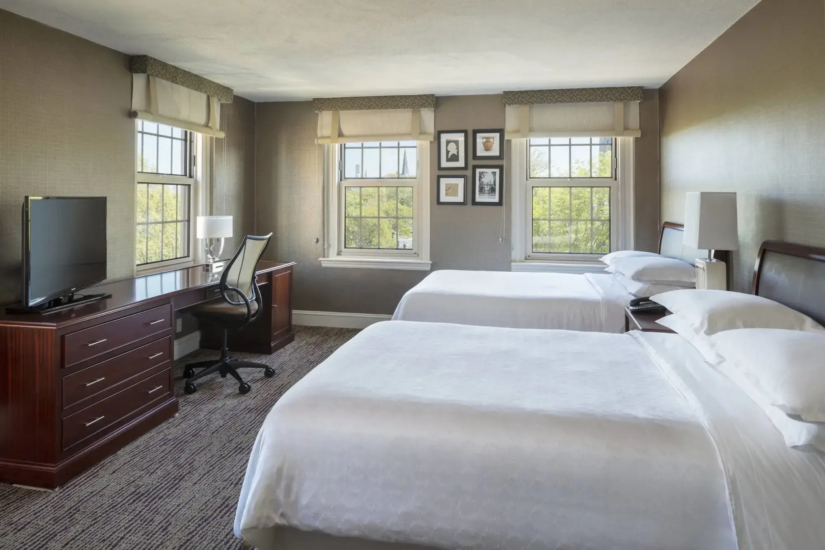 Sheraton Commander Hotel