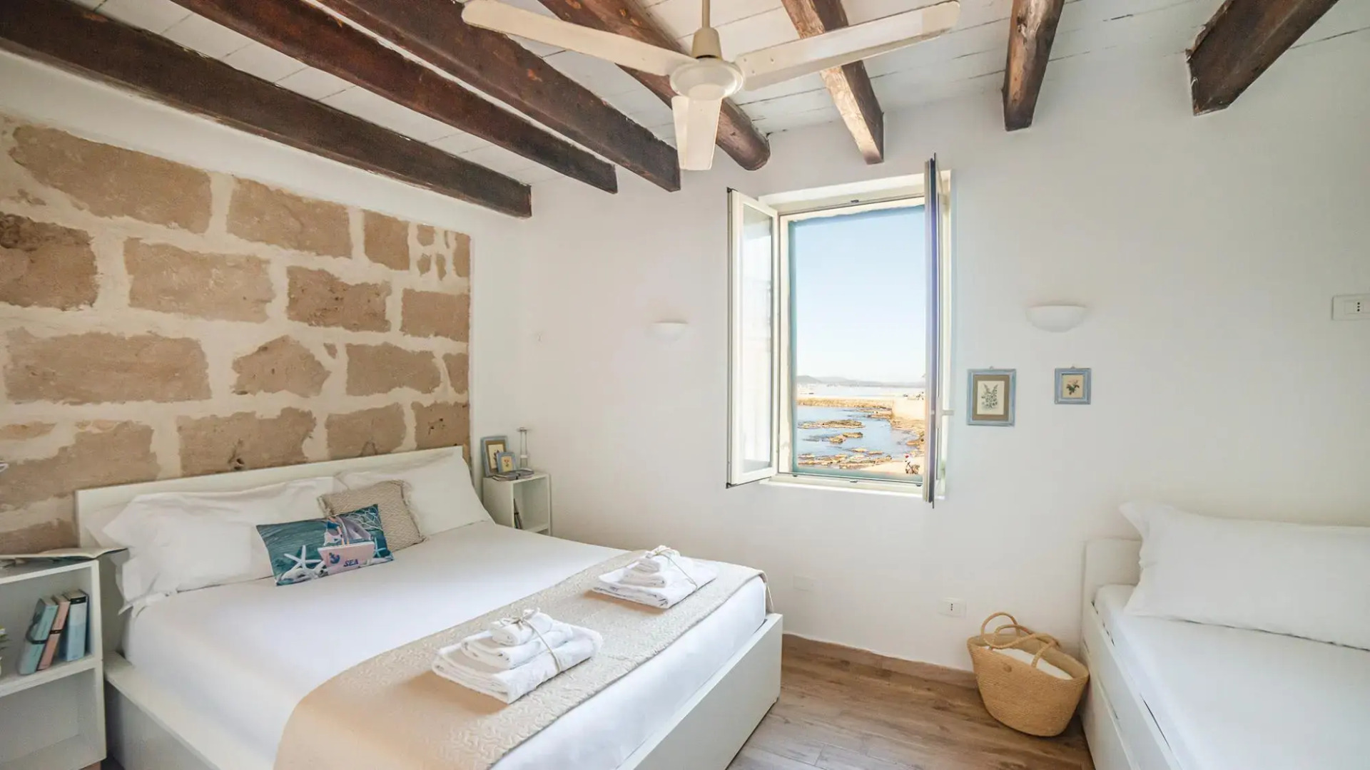 Welcomely - Waterfront Home a Balcony on the sea