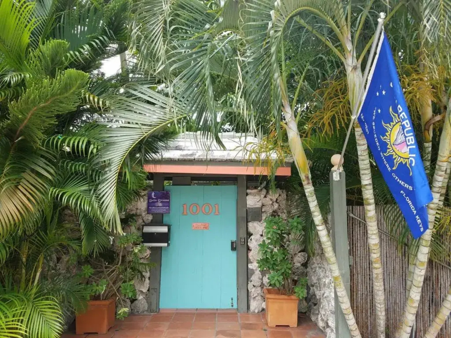 Suite Dreams Inn by the Beach