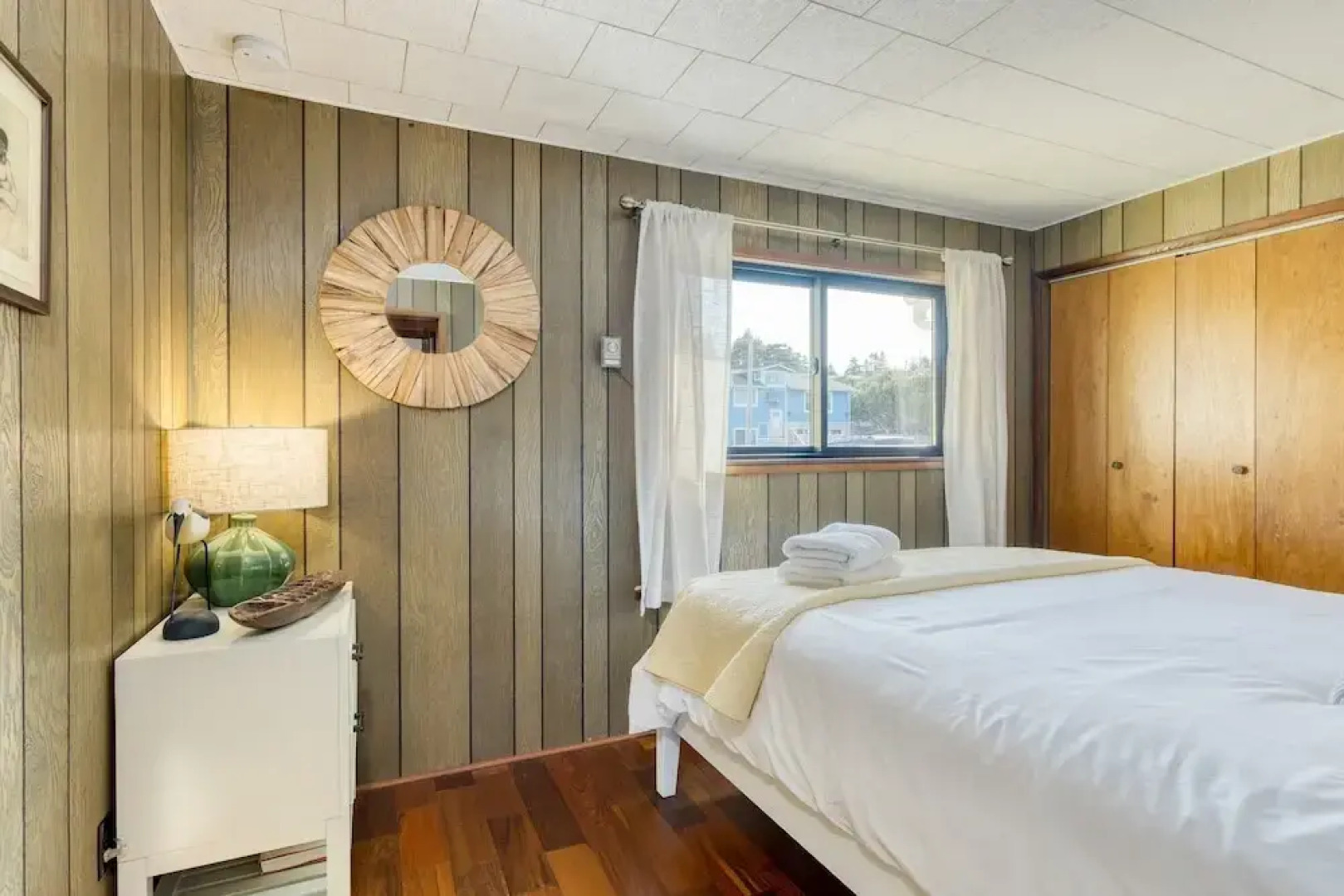 Vintage Beach House by Avantstay Waterfront Home