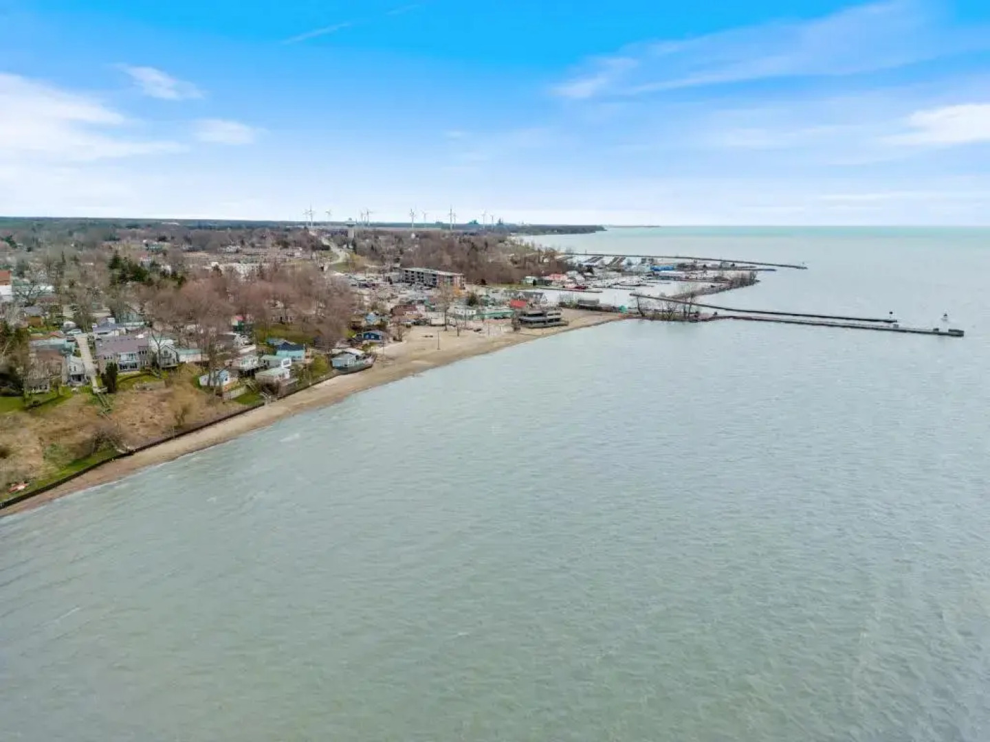 Lake Erie luxurious 2 BDR Condo with Beach access