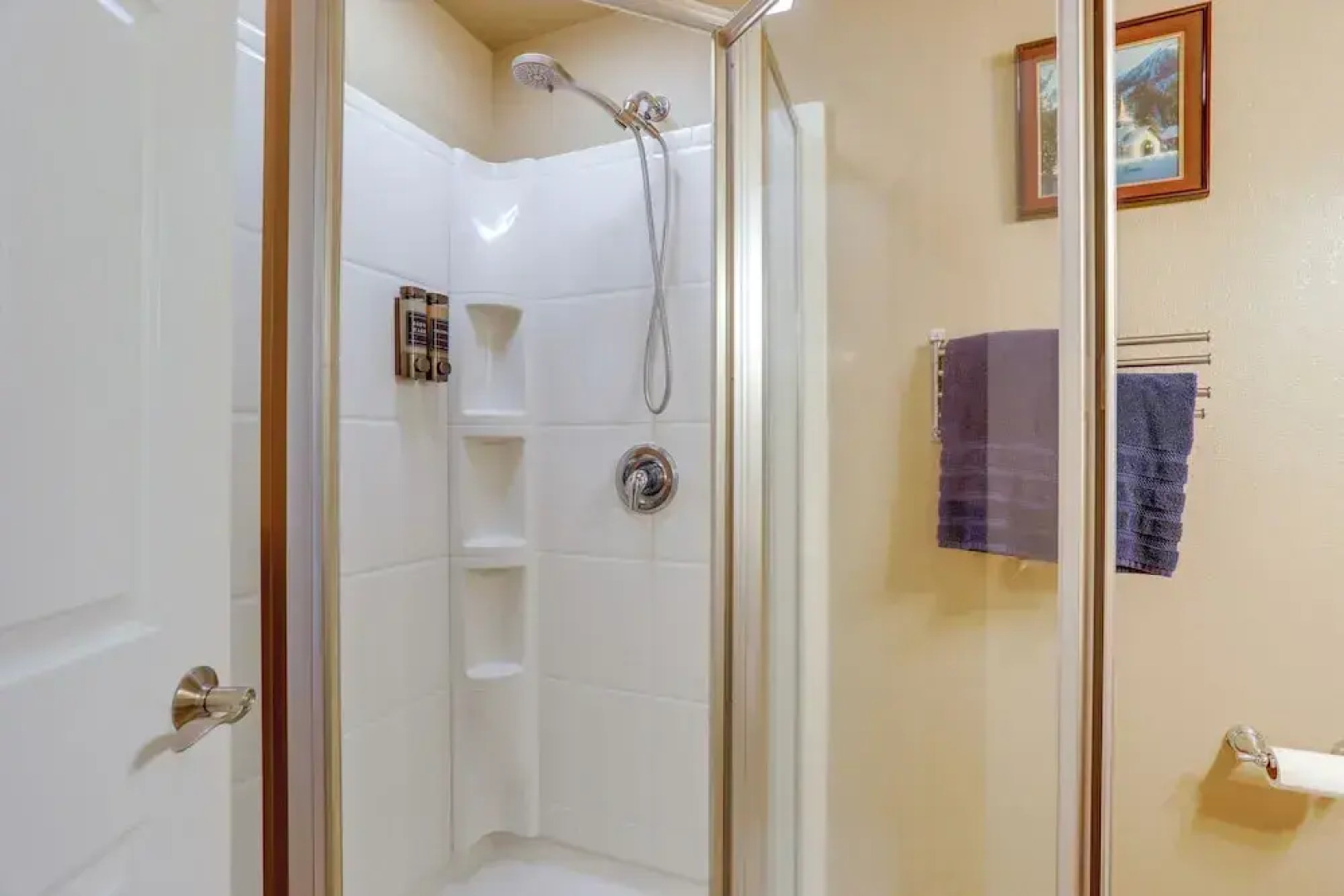 Pet-friendly Sammamish Home w/ Deck ~ 3 Mi to Lake