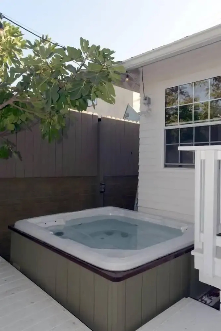 Charming 2br/2ba Cottage - Close to the Beach