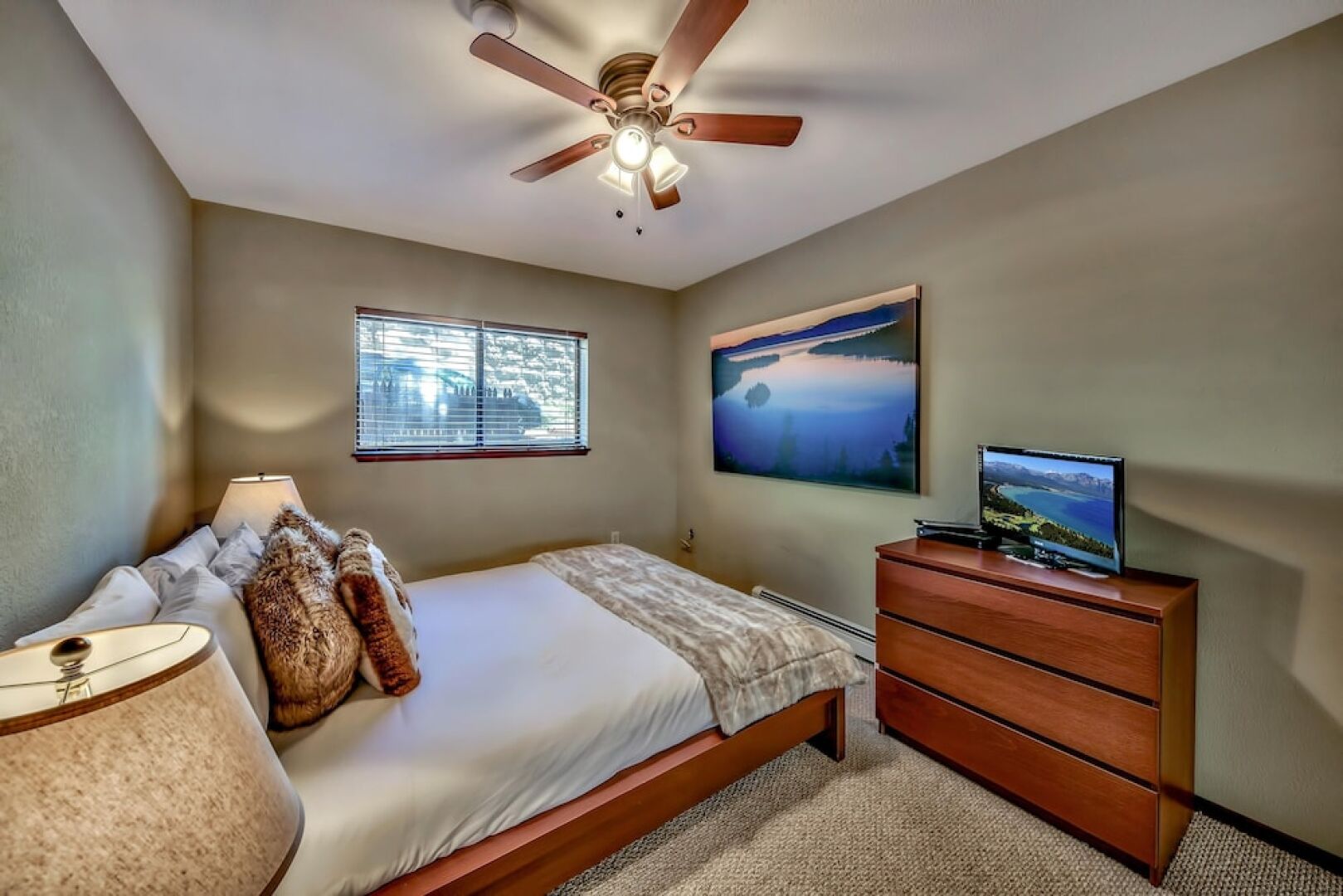 Mv49 Lake Tahoe a Block From the Caverock Beach