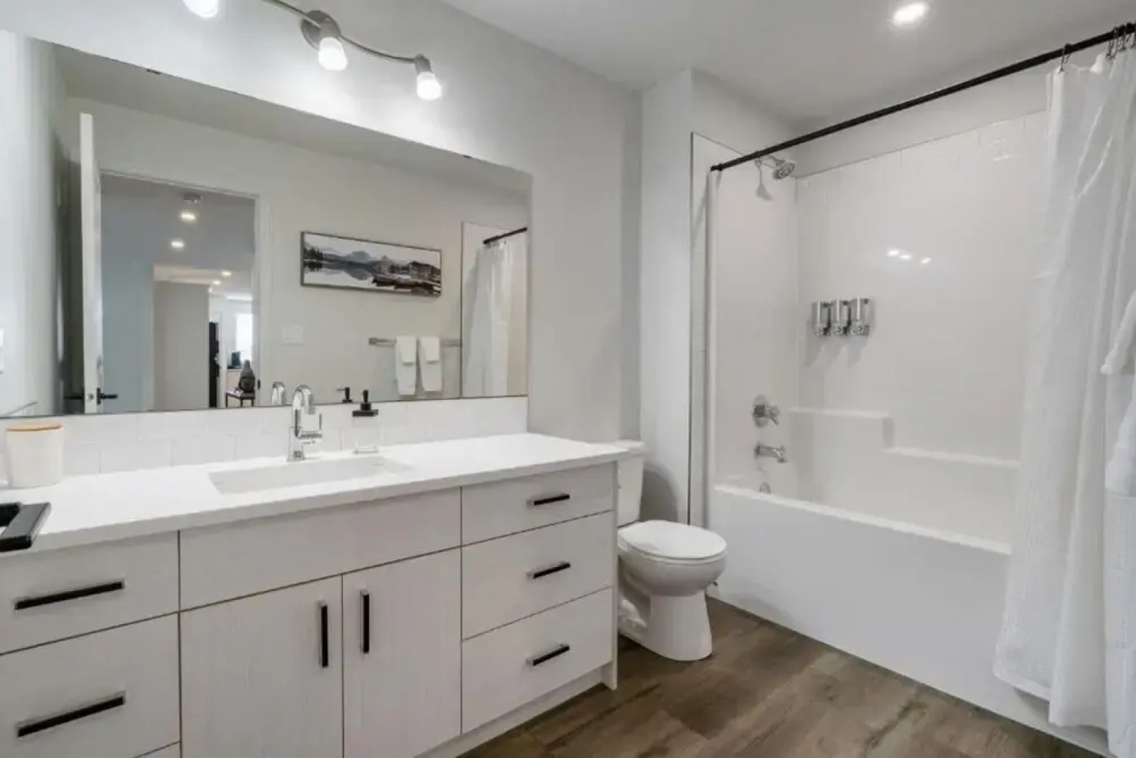 Livingston Way I Sleep 6 I Netflix I Kitchen I TV