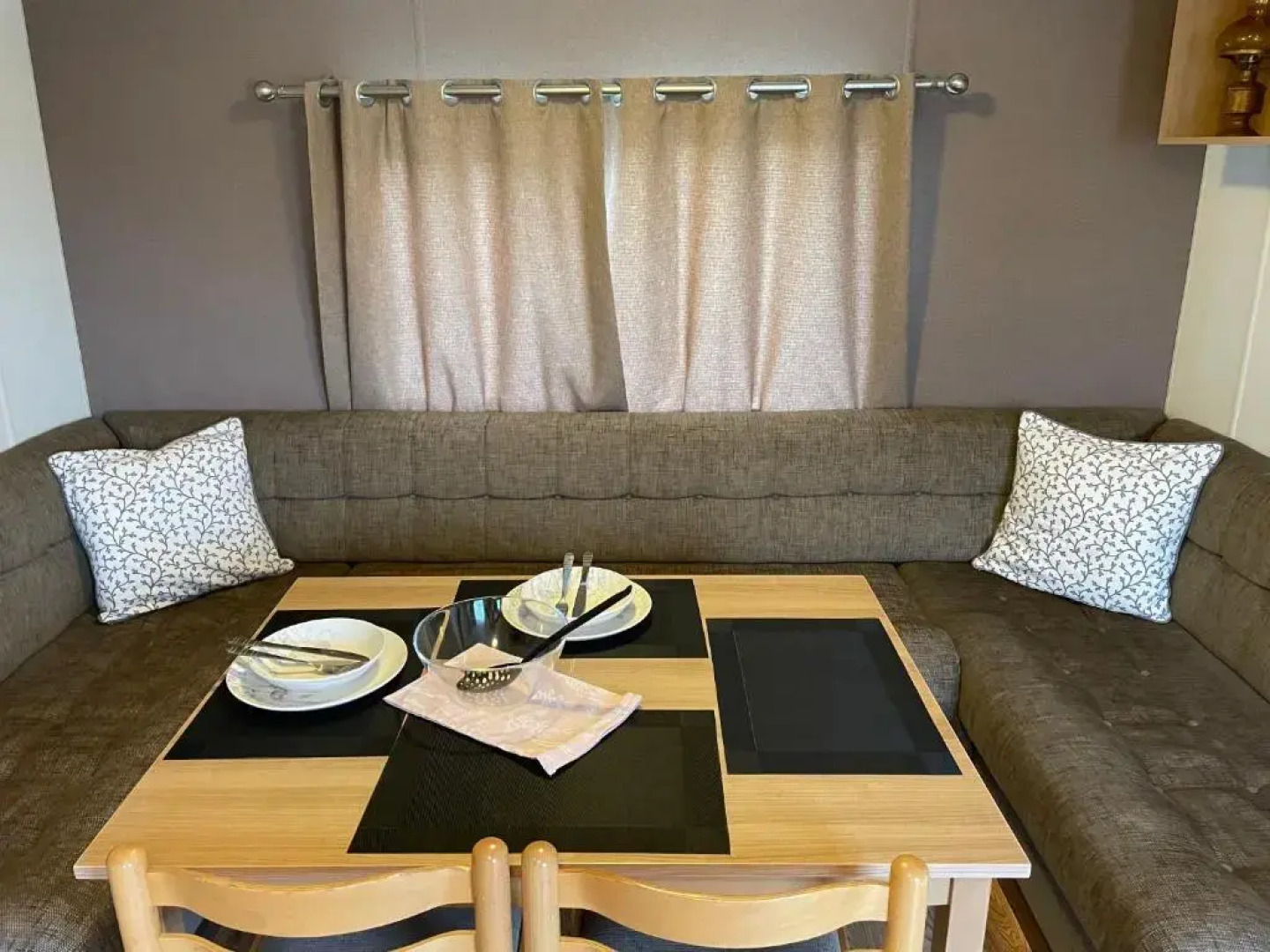 Caravan - Sleeps 10 - Pet Friendly - Parking