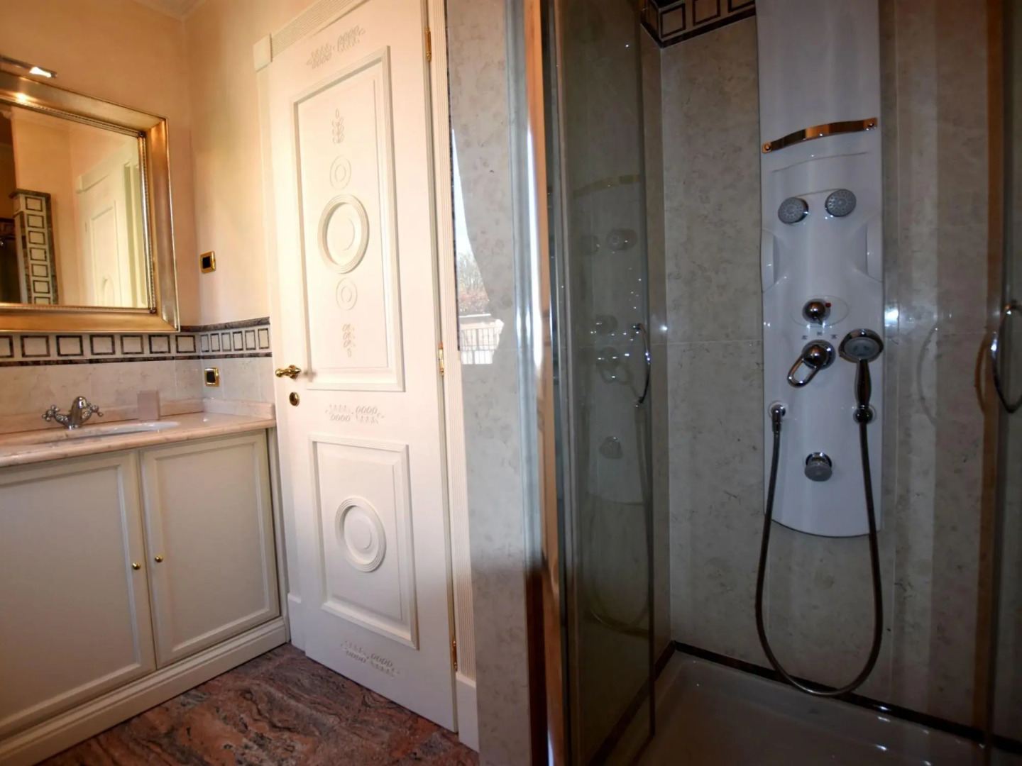 Luxurious Villa in Lombardy with Garden and bubble bath